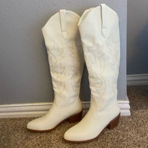 Never worn white cow girl boots tan embroider
